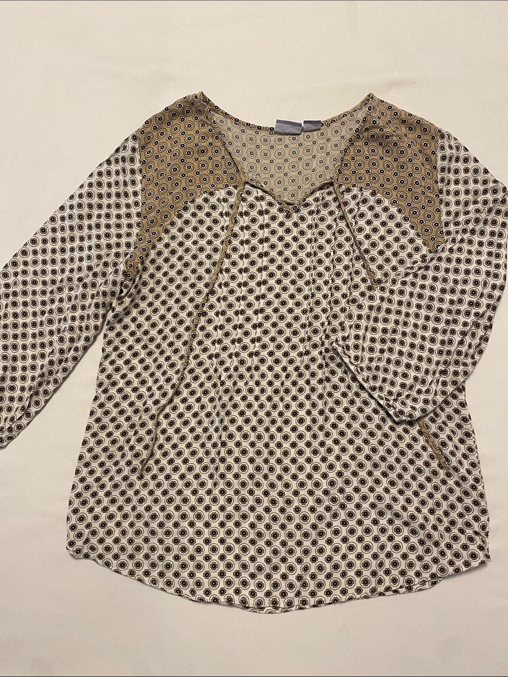 Laura Scott V-Neck Printed Long-Sleeve Blouse in Cream and Tan